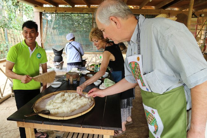 Day-time Bamboo weaving & Cooking Classes join-in - Weaving a bamboo coaster by hand