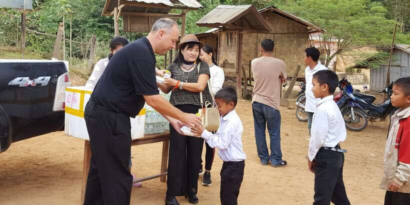 Full-Day Private Guided Pak Ou Caves & Ethnic Village Tour - Ban Phanom and the patient work of weaving