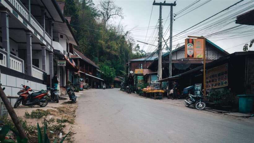 Luang Prabang: 2D Transfer to Huay Xai by Slow Boat - Day two continues north toward Huay Xai