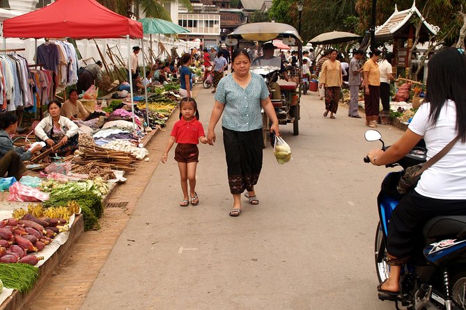 Luang Prabang Early Morning Alms Giving and Wet Market - Why this dawn ceremony is worth seeing
