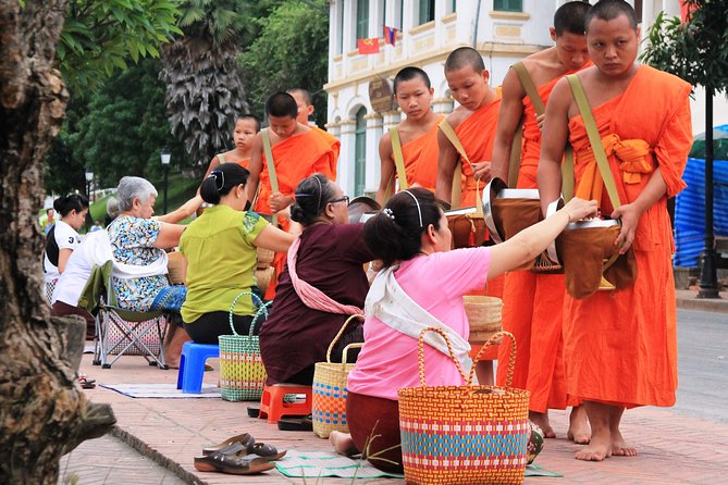 Luang Prabang Early Morning Alms Giving and Wet Market - The wet market after the alms round
