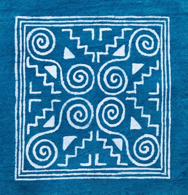 Luang Prabang: Hmong Batik Art Workshop - Drawing Hmong symbols with beeswax