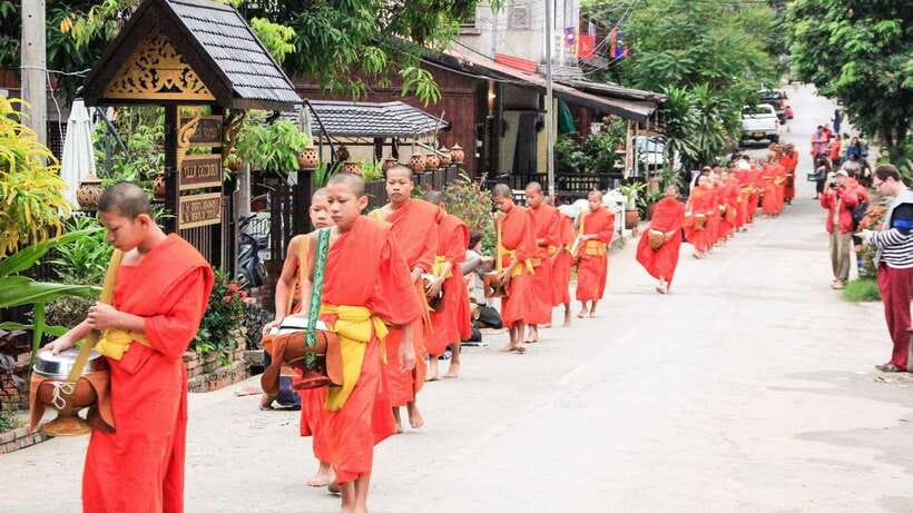 Luang Prabang: Private Must-See Sights and Mount Phousi Tour - Wat Xiengthong and Luang Prabang’s temple tradition
