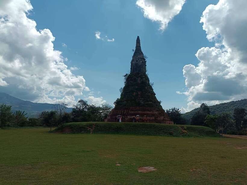 Plain of jars private tour - Ban Naphia and the uneasy story behind the spoons