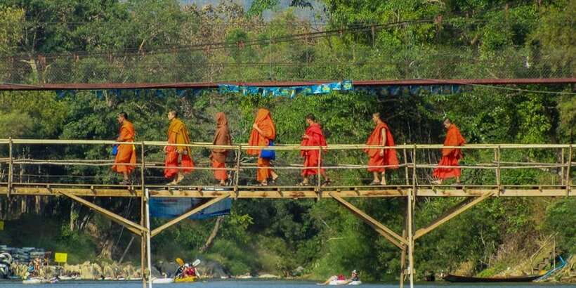 Vang Vieng: Blue Lagoon and Countryside Bike Tour with Lunch - Lunch Beside the Lagoon