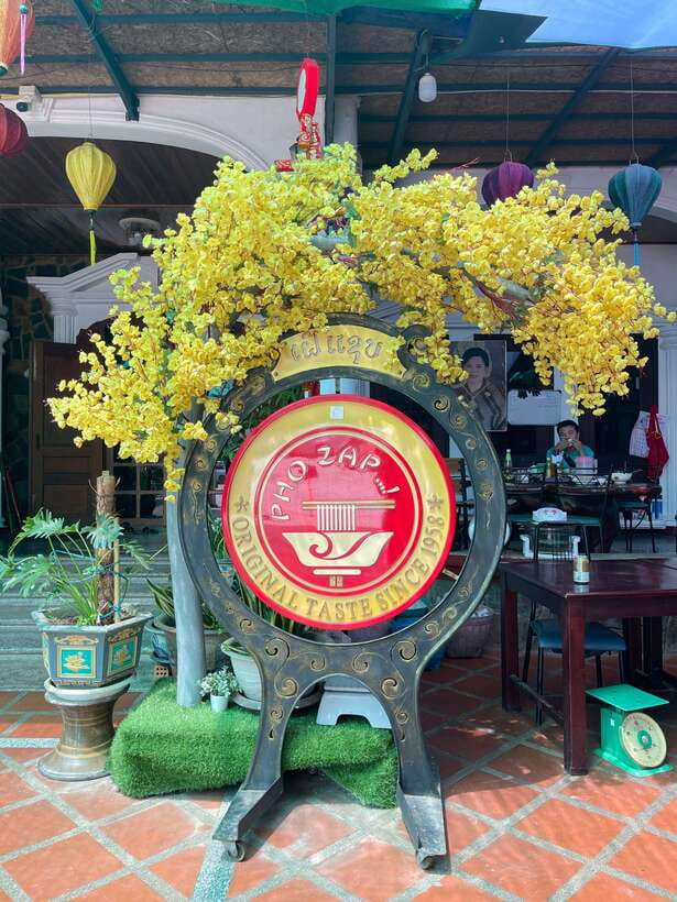 Vientiane: Cultural Tour with Buddha Park and Patuxay - Lunch at PhoZap: a break, not a package meal