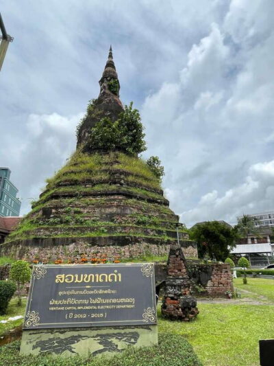 Half-Day City Tour with Patuxai and Buddha Park
