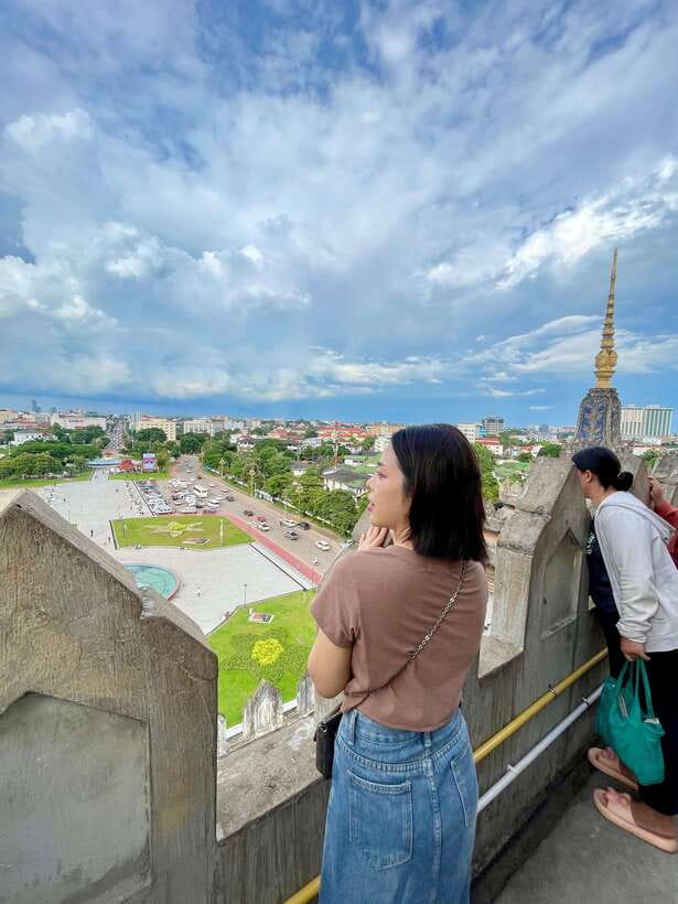 Vientiane: Half-Day City Tour with Patuxai and Buddha Park - Heat, rain, and what to carry