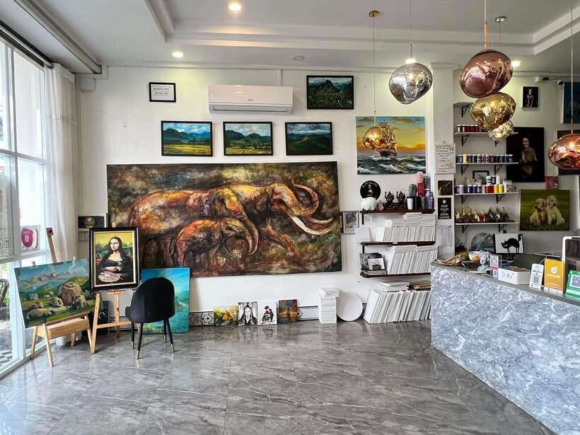 Vientiane IG tour & Patuxay monument - The Art House finishes with a creative stop