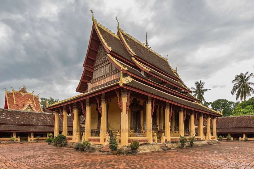 Vientiane Private Full-Day Tour with Buddha Park and Lunch - Pha That Luang carries national weight